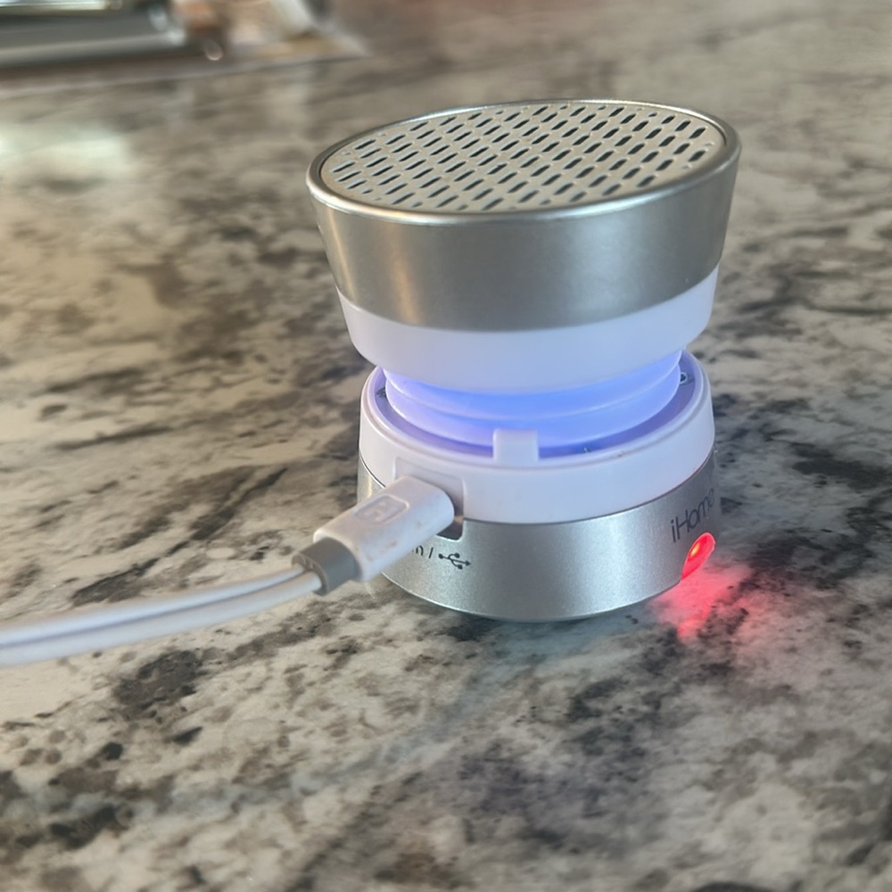 iHome Aux USB Speaker - Picture 3 of 6